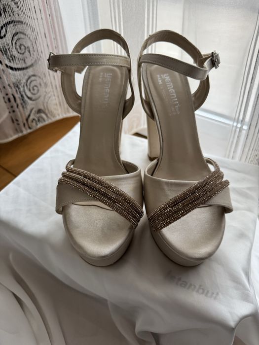 Сандали на ток бежово- златисти