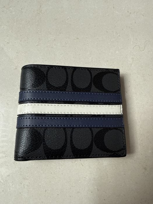 Комплект Coach портфейл + кардхолдър + ключодържател със стилен дизайн