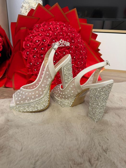Vand Rochie de mireasa si pantofi marima 38 Arianna Karen
