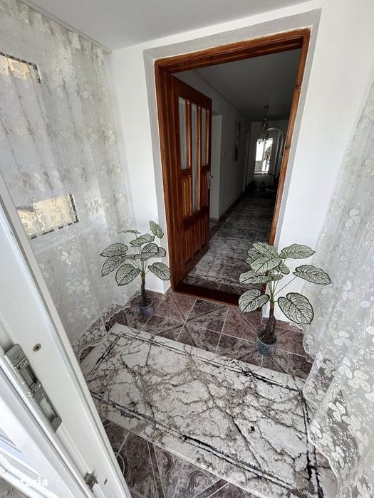 De vanzare casa in Roman cu 4 camere, suprafata de 230mp, 92.000euro