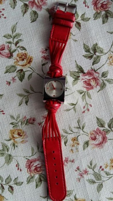 Ceas curea rosie Avon