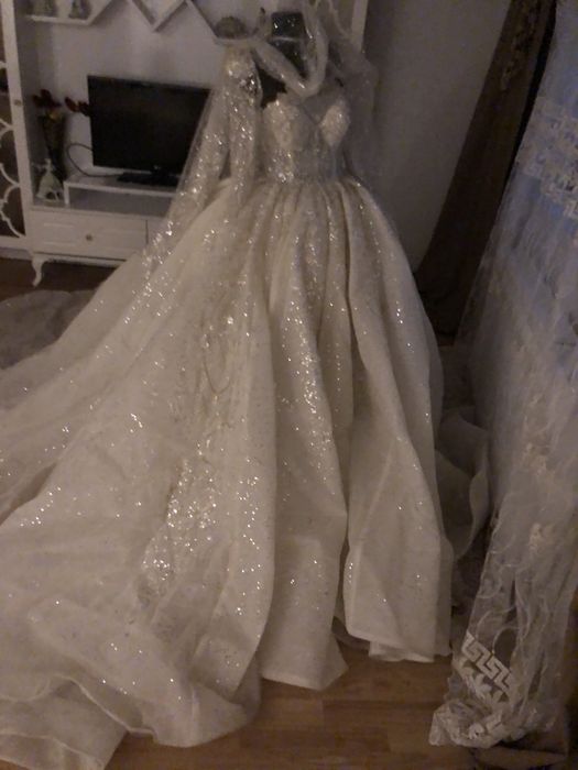 Este o data purtată cum este in poze așa arată