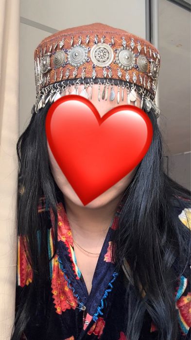 тақиялар түрлі түсті