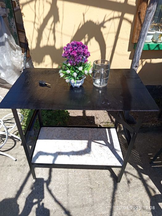 Пейка със метална конструкция