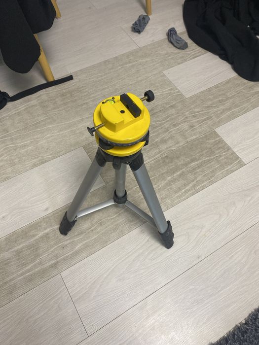 Trepied de Nivela German ca nou Metalic