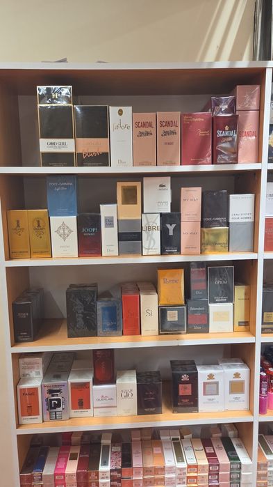 Vând orice tip de parfum aflat în poză.