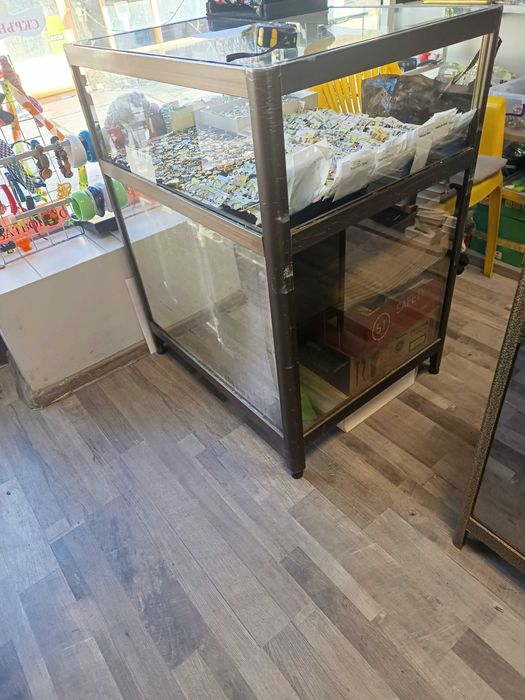 Стъклена витрина/ витрини