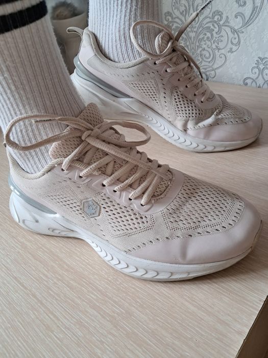Кроссовки женские