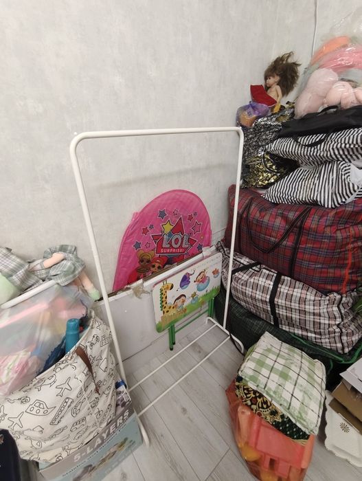 Продаю вешалку напольную для одежды.