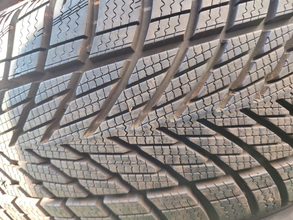 4 бр зимни 215/60/16 Goodyear Дот 25г