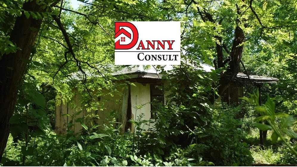 Стара къща с двор в с. Врабците