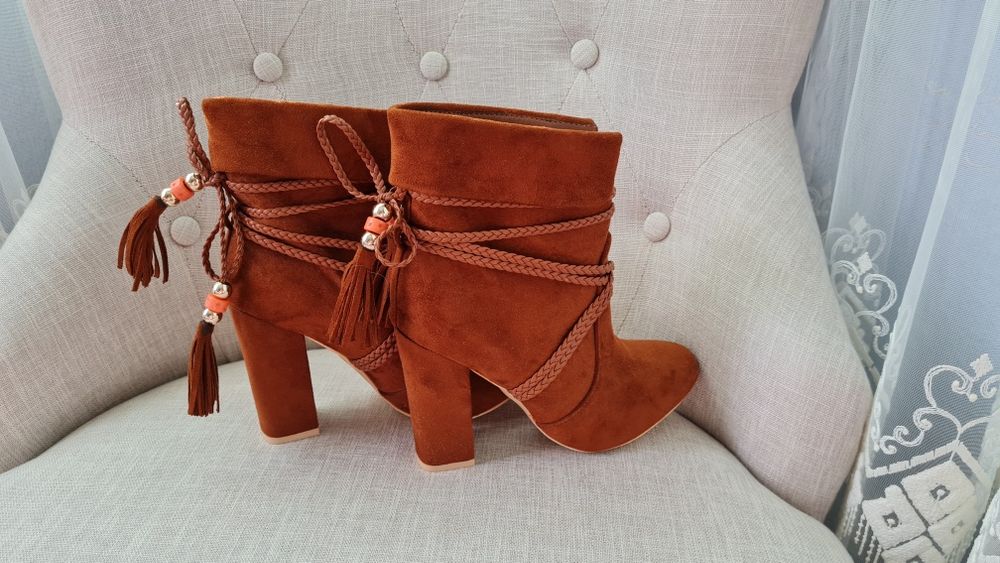 Чанта и боти в кафяв цвят