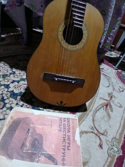 Продаётся шестиструнная гитара