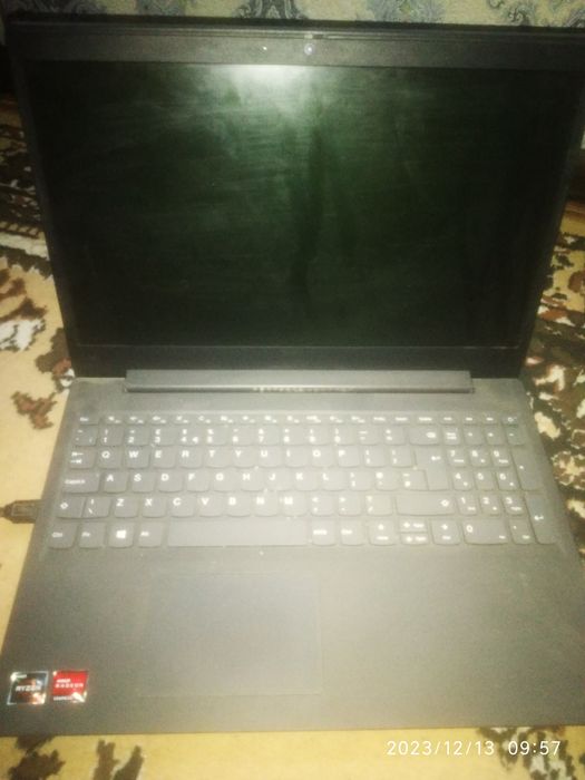 Noutbook lenovo hali yangiday turibdi
