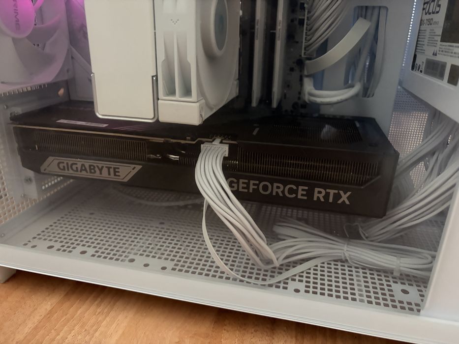 Placa video GIGABYTE RTX 5070 Ti WINDFORCE OC SFF, 16GB GDDR7, 256-bit , garantie eMag