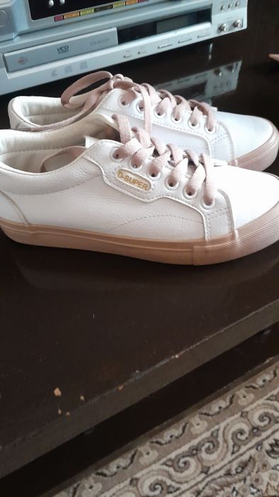 Фирменные кроссовки