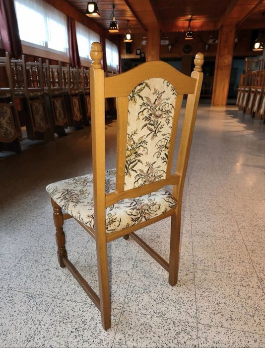 Scaune din lemn tapitate