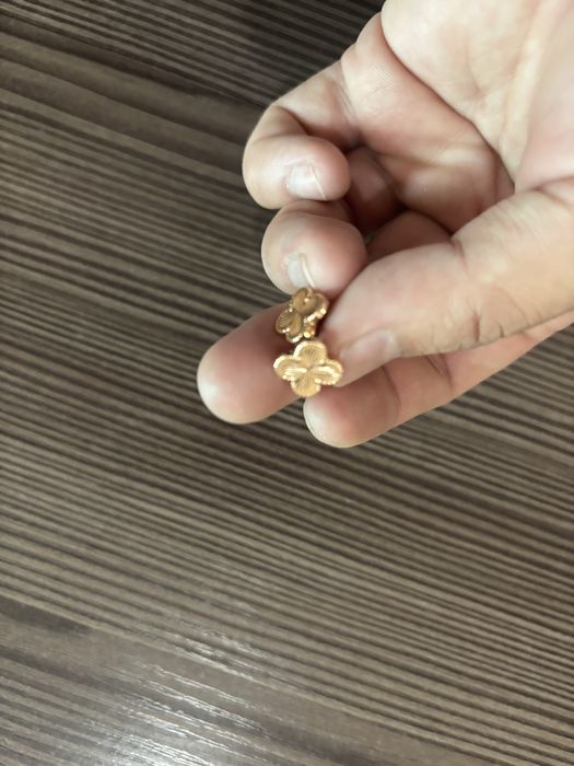 Продам  детские  золотые серьги