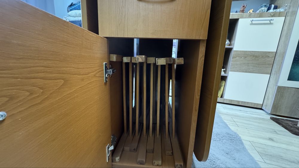 Masa extensibila cu scaune incluse