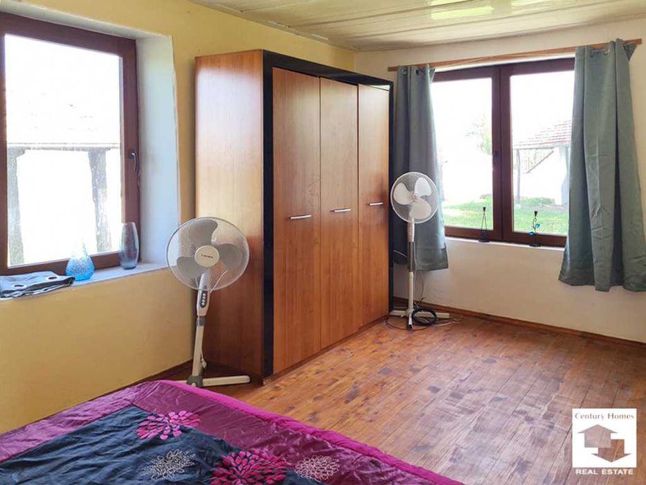 116218 Двуетажна къща с равен двор и стопански постройки в с. Ресен