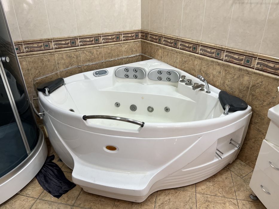 Душевая кабина + джакузи в идеале! Всё в рабочем состоянии!