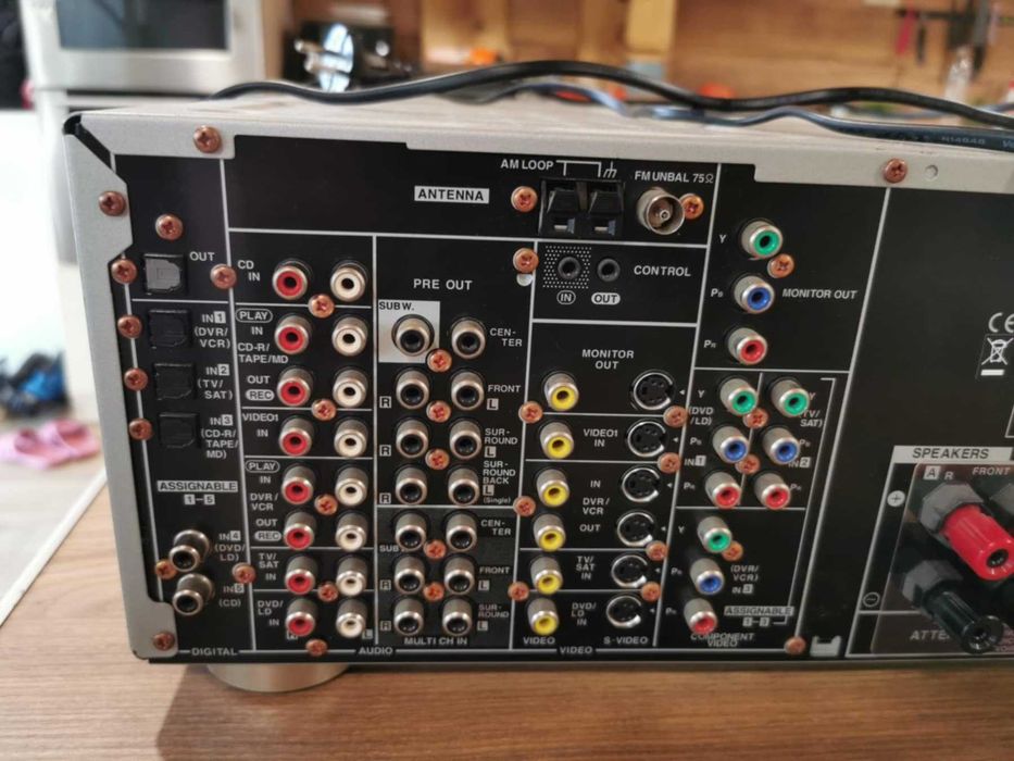 Усилвател със скрити копчета и много изходи