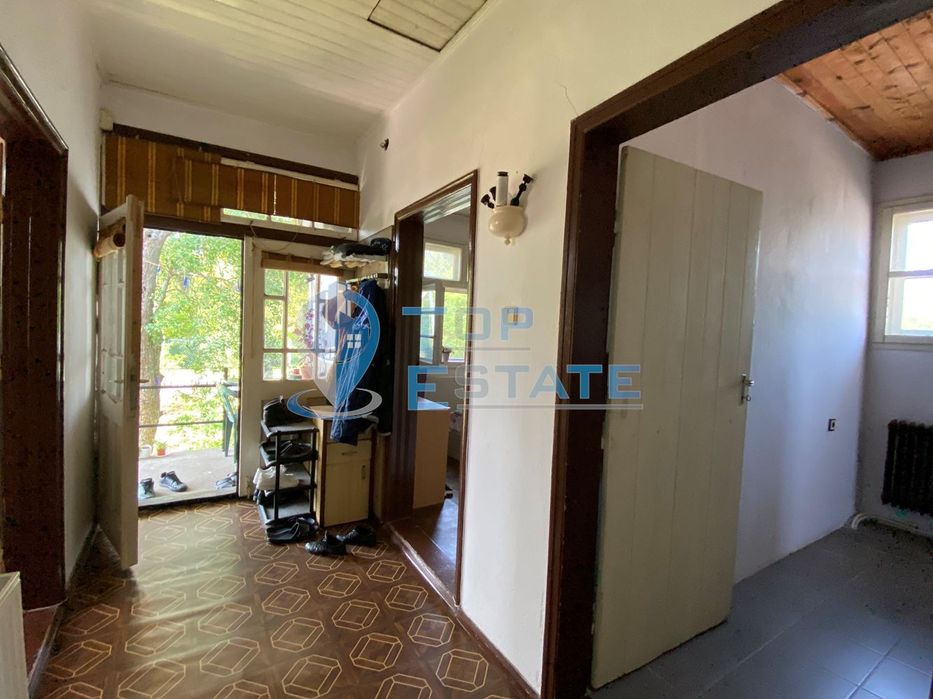 Двуетажна тухлена къща и автосервиз в с. Самоводене, област Велико Тъ