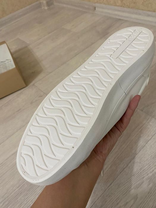 Продам белые кеды .