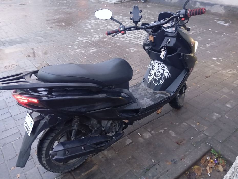 Продам скутер тигр 175кубовый матор