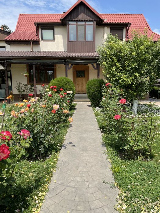 Casa de vanzare cu curte