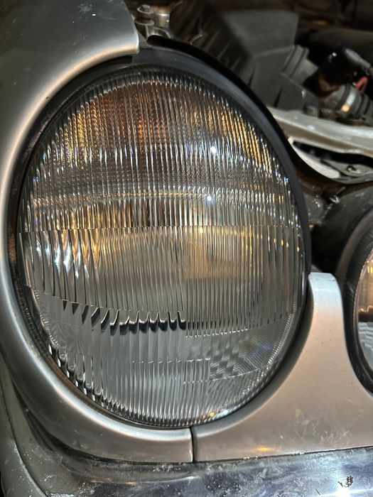 Професионално почистване и възстановяване на фарове с течен полимер