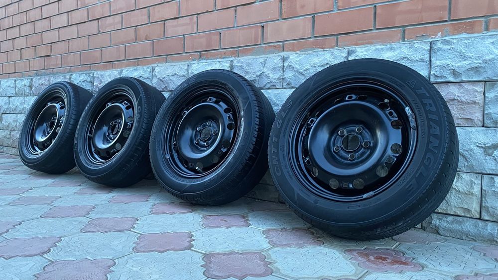 Продам комплек шин с дисками