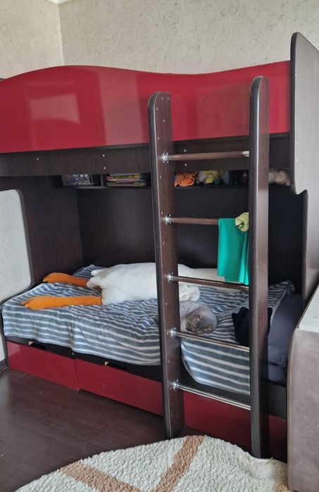 Продам двух ярусную кровать.