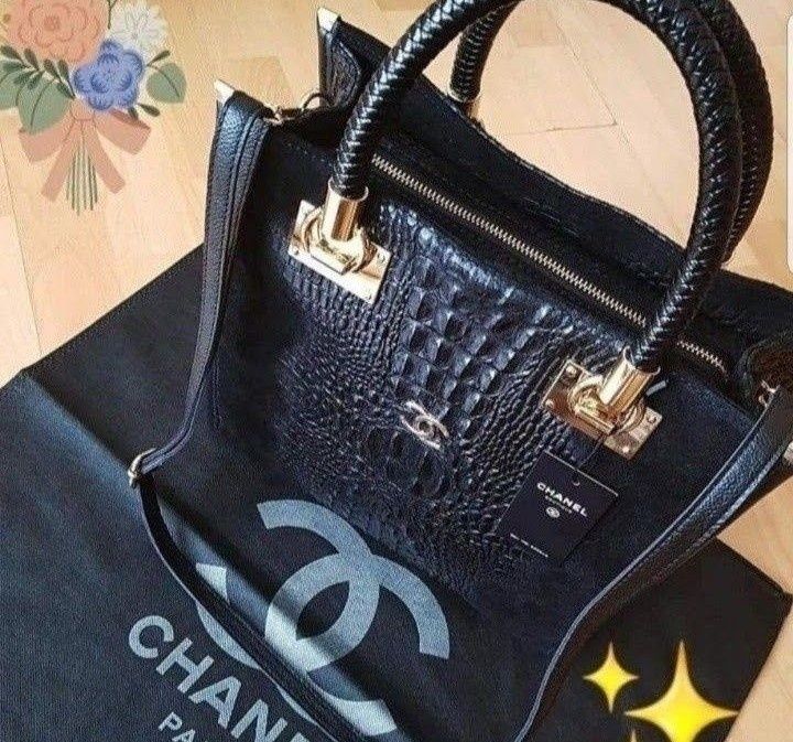 Geanta piele naturala, insertii model croco si piele întoarsă, curea detasabila umăr, logo metalic, saculet, etichetă