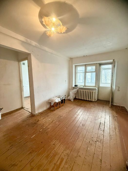 Продам 1 ку с балконом Назарбаева 38