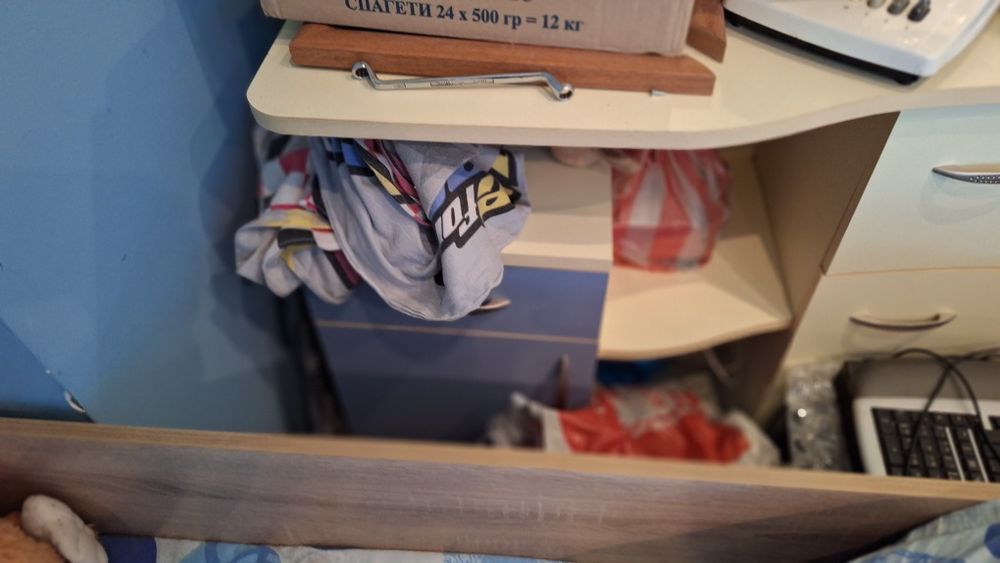 Продавам Гардероб тоалетка и нощни шкафчета