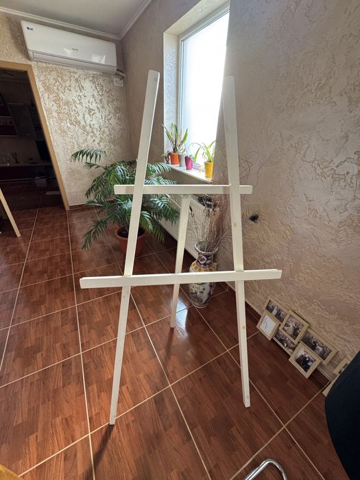 Sevalet din lemn vopsit