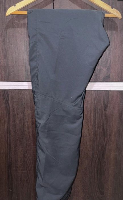 Pantaloni de schi. Anuntul este vizibil pe Vinted si se vinde mai usor