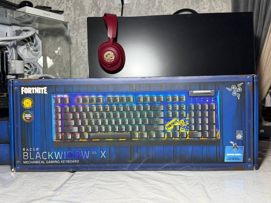 Razer Blackwidow V4 x Fortnite