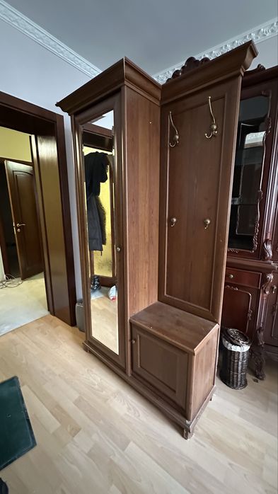 Шкаф в прихожую с зеркалом .