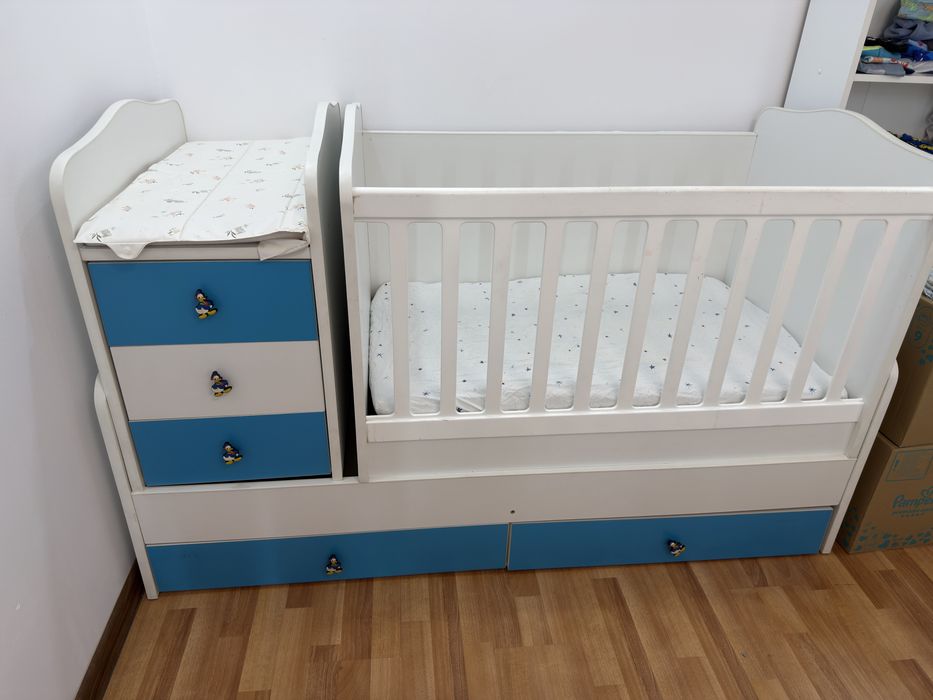 Patut transformabil din lemn pentru bebe