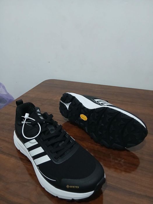 Krasofkalar bor Adidas Gore-tex va rebook