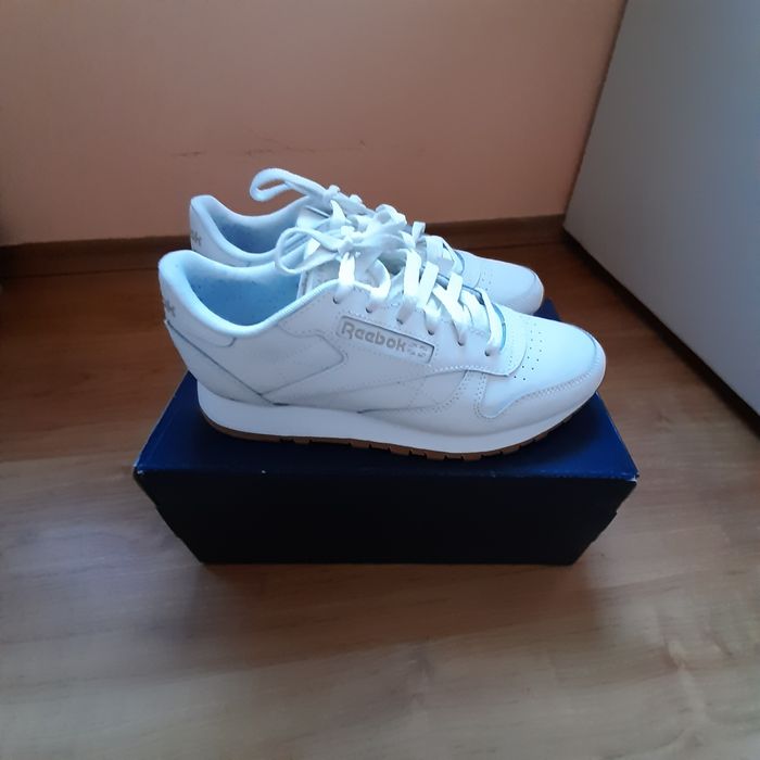 Дамски маратонки рийбок кожени, бели .В отлично състояние, са .