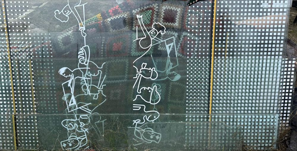 Vând perete de sticla cu uși