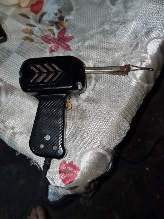 Pistol  lipit romanesc  250 lei