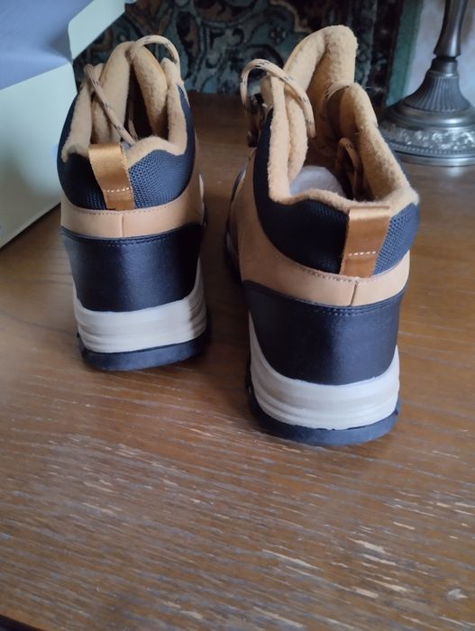 Продам зимние ботинки новые