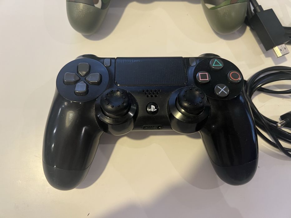 PlayStation 4 PS4 + 2 контролера + много игри