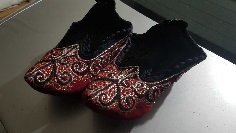 Родопски терлици с ръчна бродерия от копринен конец