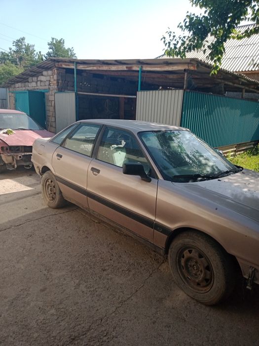 Автомобиль Ауди 80.
