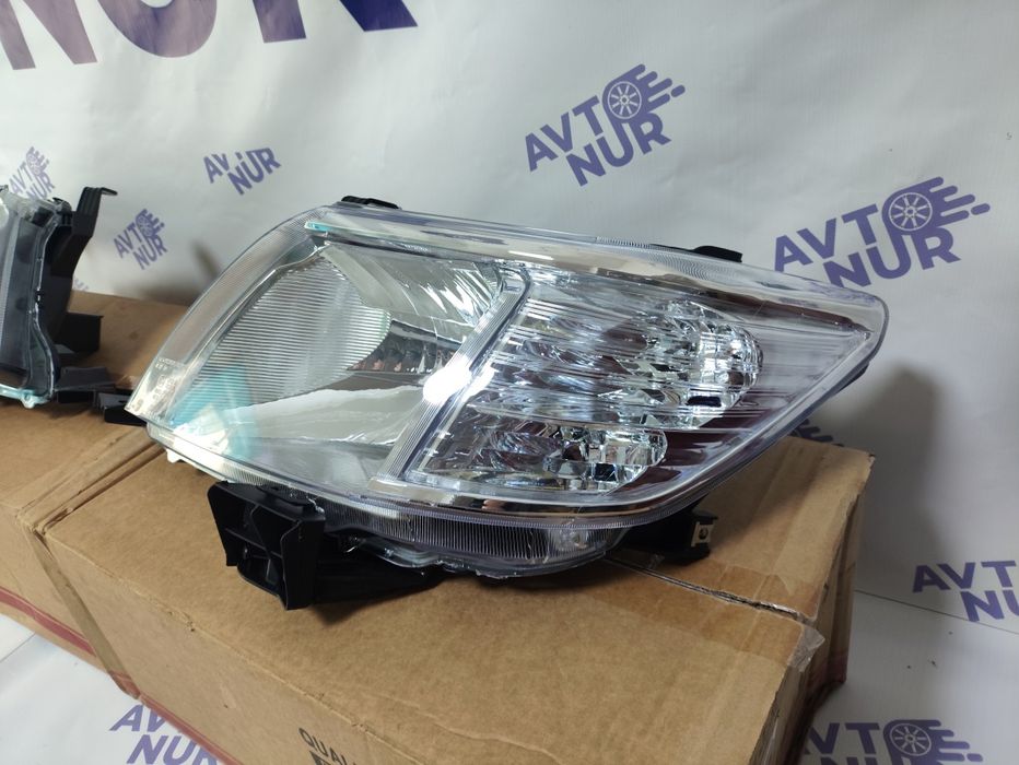 Хайлюкс фары передние